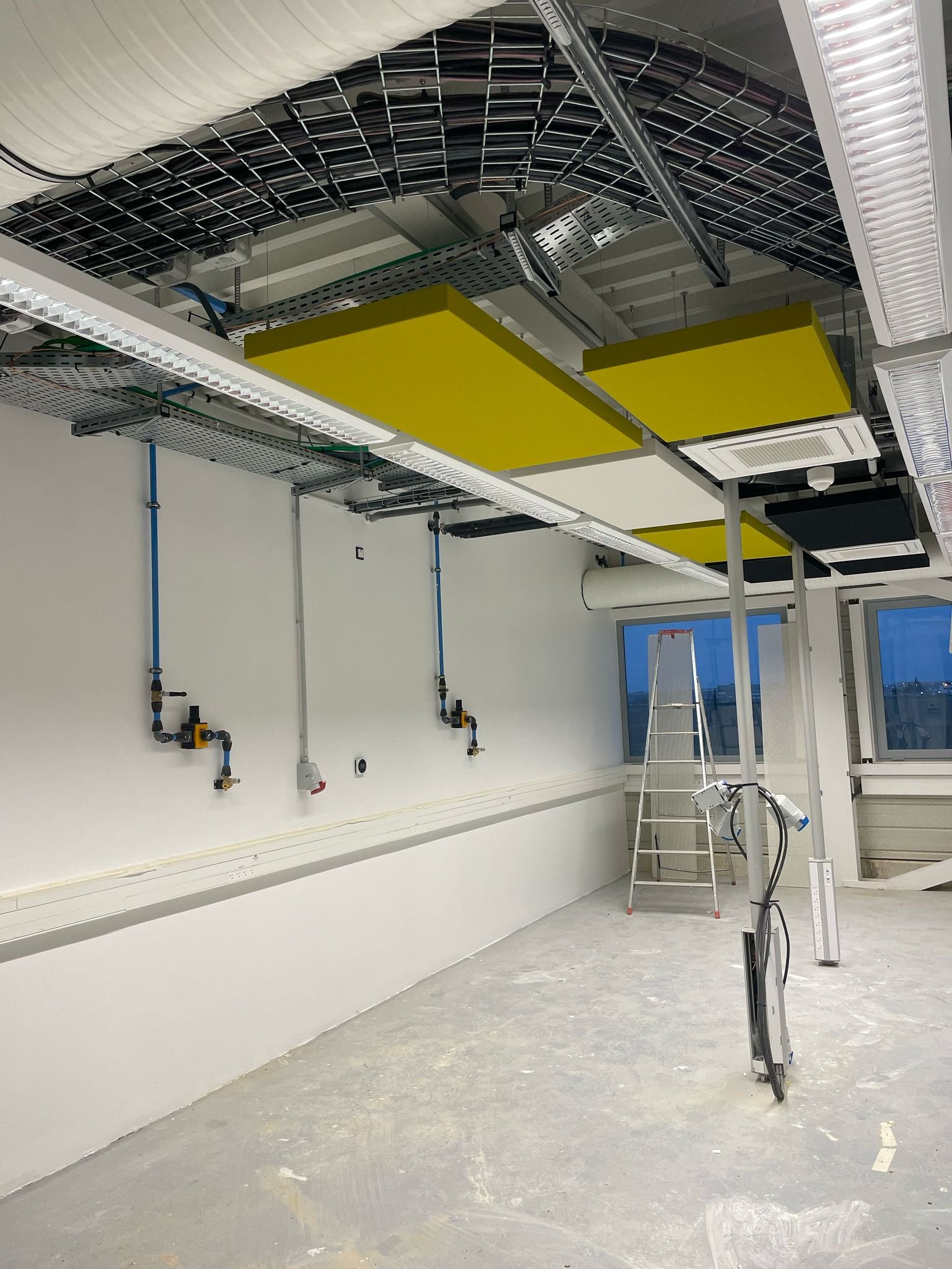 éclairage dans faux plafonds jaunes