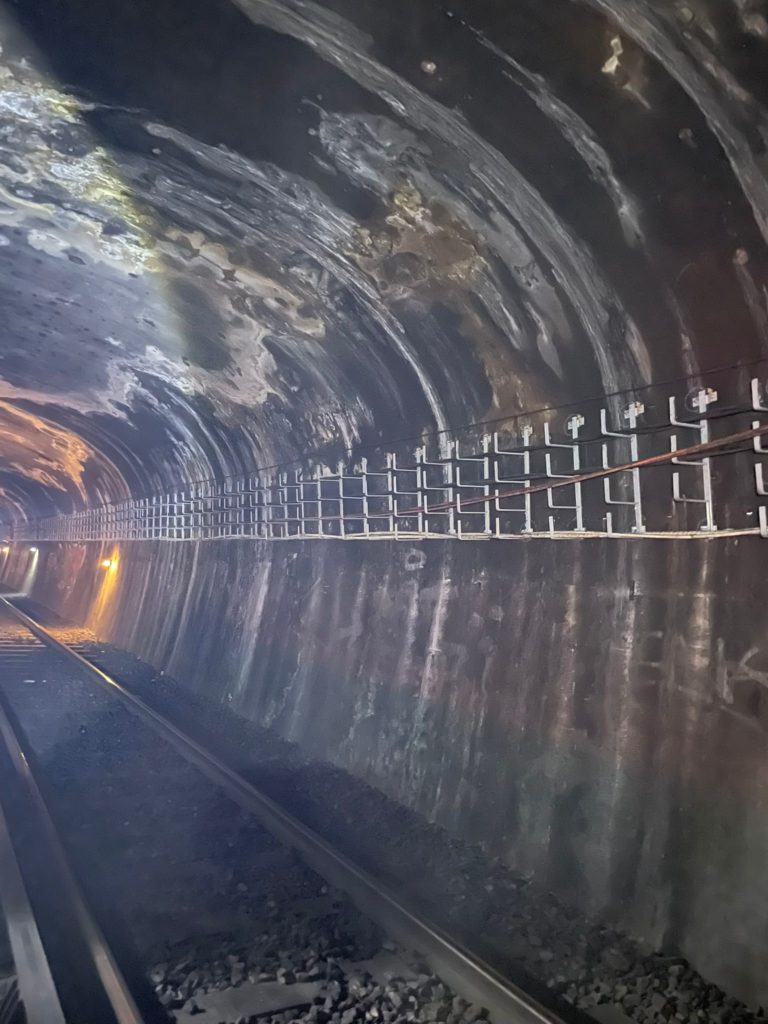 passage de câbles electriques au plafond