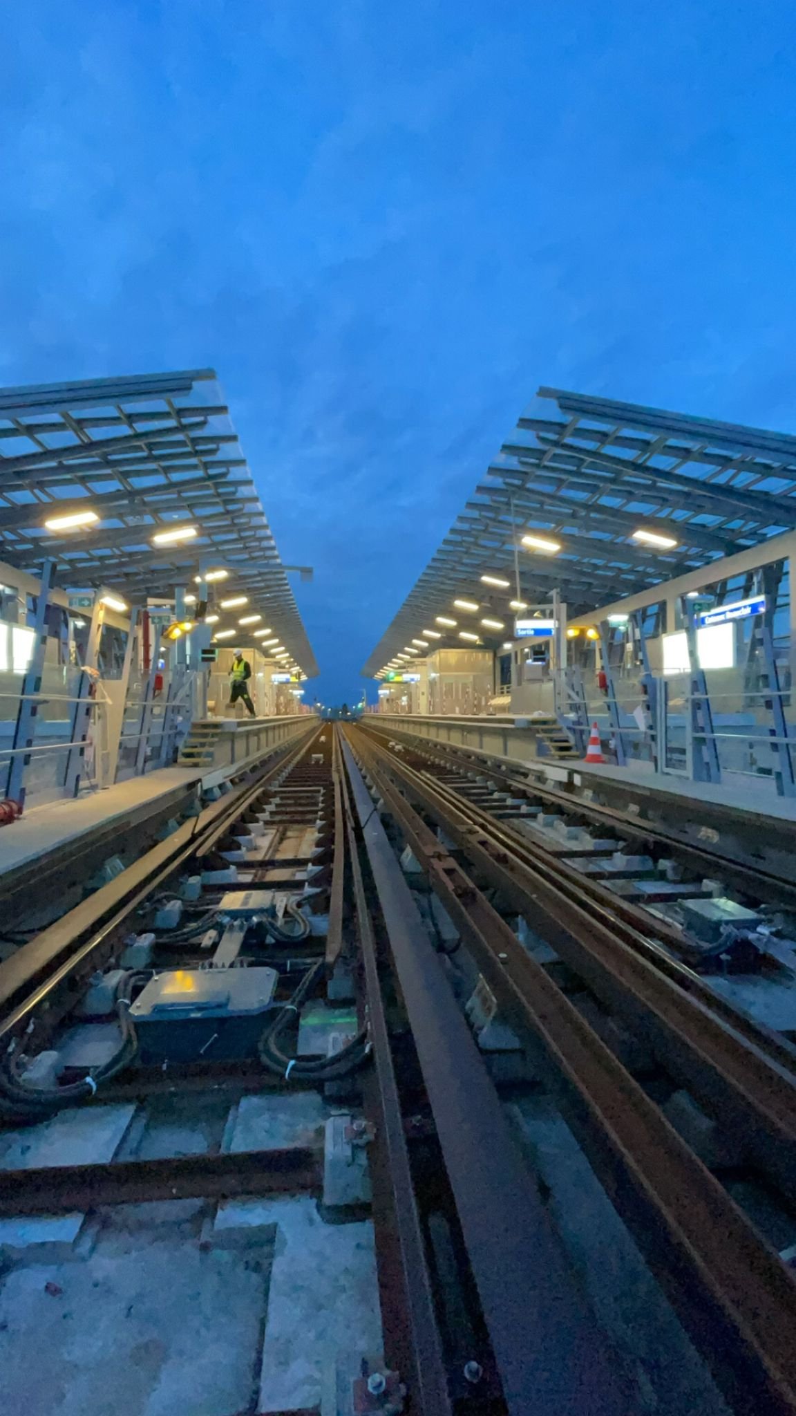 passage de câbles électriques au plafond